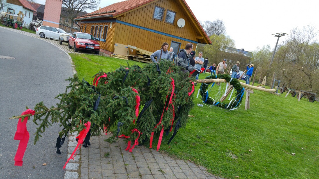 Foto: Martin Zehrer - Maibaum-Aufstellen in Hermannsreuth... Gleich wird aufgestellt 