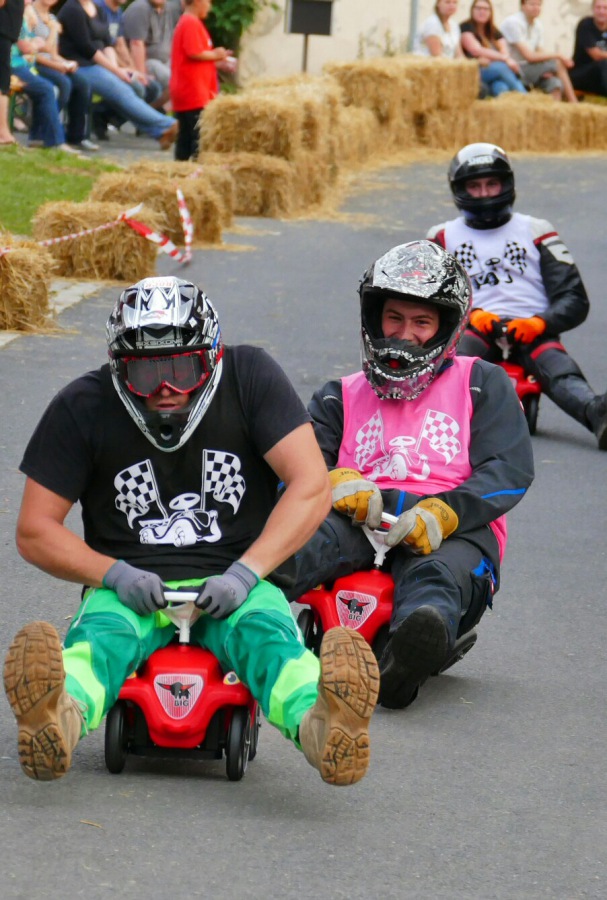 Foto: Martin Zehrer - Bobbycar-Meisterschaft in Preißach<br />
<br />
Konzentration auf dem Renngerät...<br />
Tollkühne Männer auf ihren fliegenden Kisten ;-) 