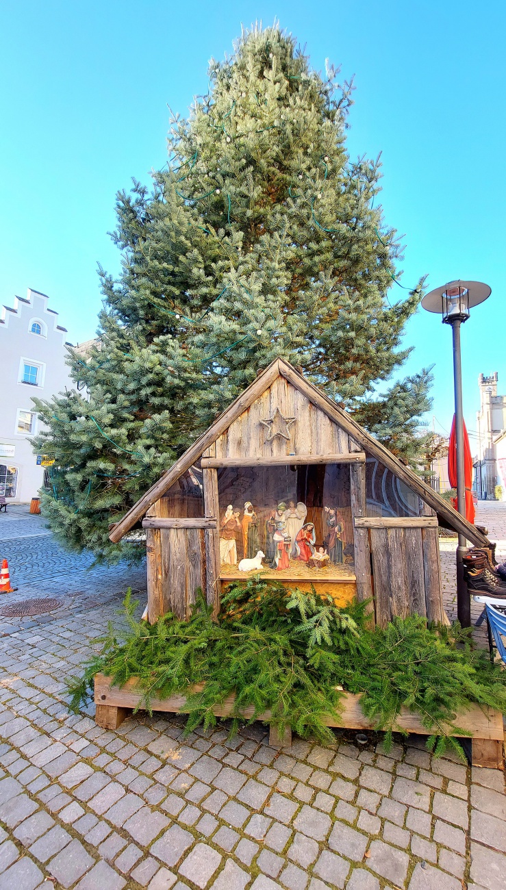 Foto: Martin Zehrer - Auf dem Kemnather Stadtplatz:<br />
Ein wunderschöner Weihnachtsbaum mit großer Krippe darunter stehend... 