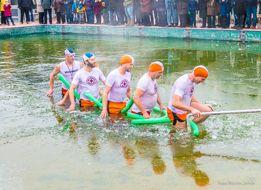 Foto: Martin Zehrer - Neujahrs-Schwimmen in Immenreuth bei ca. -5 Grad Außentemperatur und im eisig kalten Wasser...<br />
<br />
Bereits das 15. Mal springen nur die härtesten Badegäste ins Wasser des  