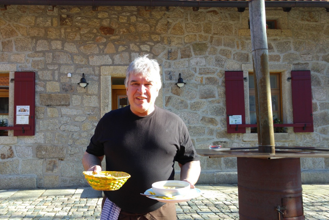 Foto: Martin Zehrer - Ziel erreicht! Der Wirt vom Waldhaus bringt die Brotzeit... 