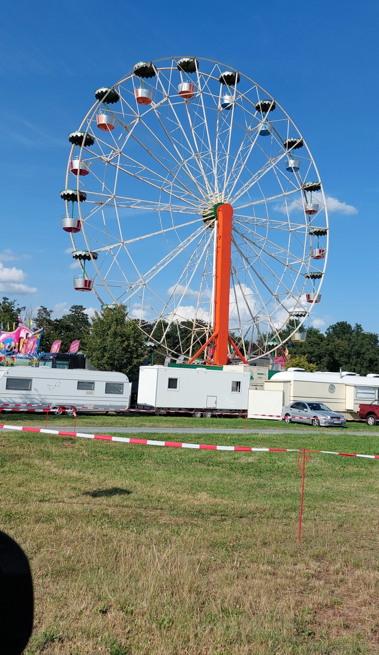 Foto: Martin Zehrer - Ein riesiges Riesenrad auf dem kemnather Wiesenfest. <br />
Einmal rundherum die Aussicht genießen! 