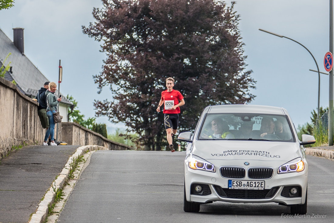 Foto: Martin Zehrer - Der erste Läufer erscheint auf Höhe Friedhof. Mit gutem Vorsprung und noch enormer Geschwindigkeit zieht er vorbei... noch ca. 900 Meter bis zum Ziel...<br />
<br />
Nofi-Lauf 2017 