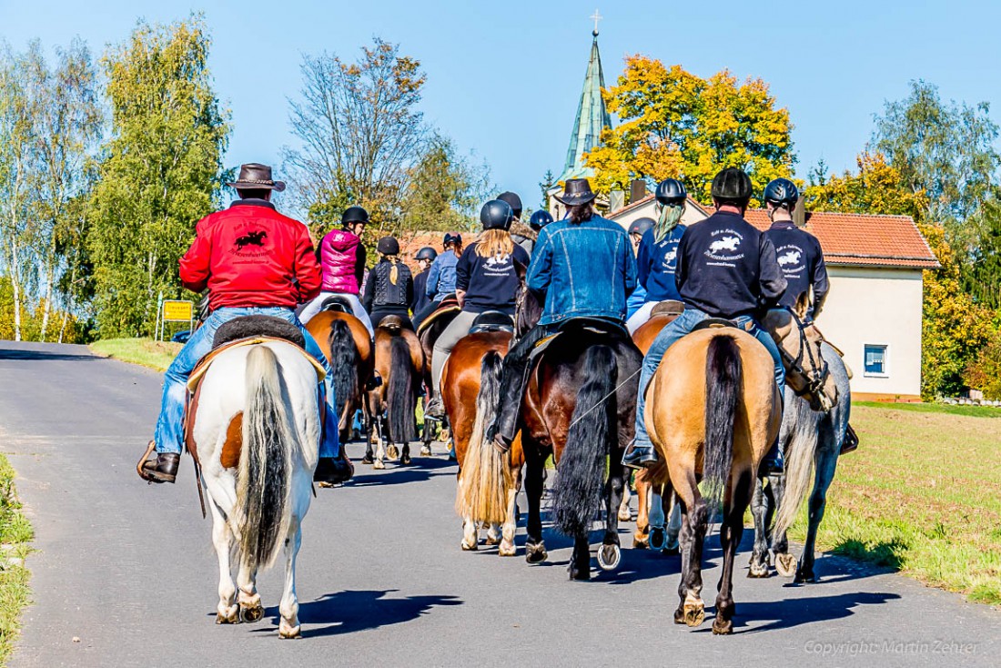 Foto: Martin Zehrer - Der Reit- und Fahrverein Trevesenhammer e.V. auf dem Weg zur Kirche in Trevesen. Danach gehts zum Wendelinritt 2015.  