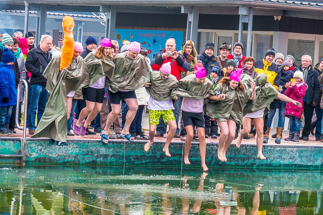 Foto: Martin Zehrer - Neujahrs-Schwimmen in Immenreuth bei ca. -5 Grad Außentemperatur und im eisig kalten Wasser...<br />
<br />
Bereits das 15. Mal springen nur die härtesten Badegäste ins Wasser des  