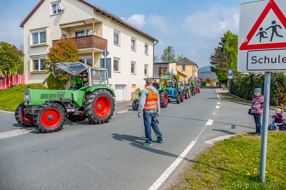 Foto: Martin Zehrer - Traktortreffen in Kirchenpingarten... Viele Hände waren nötig um den reibungslosen Ablauf zu gewährleisten. Hier regelt ein Mitglied Feuerwehr den Verkehr vor dem Veranst 