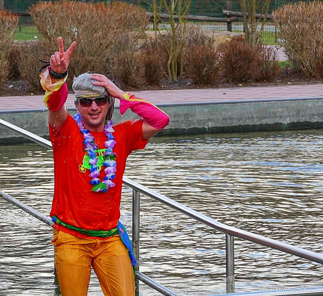 Foto: Martin Zehrer - Kai, Hippie der Kemnather Wasserwacht, zeigt das peace-Zeichen nachdem er aus dem 2,9 Grad kaltem Eiswasser gestiegen war...<br />
<br />
Neujahrsschwimmen 2018 in Immenreuth... 