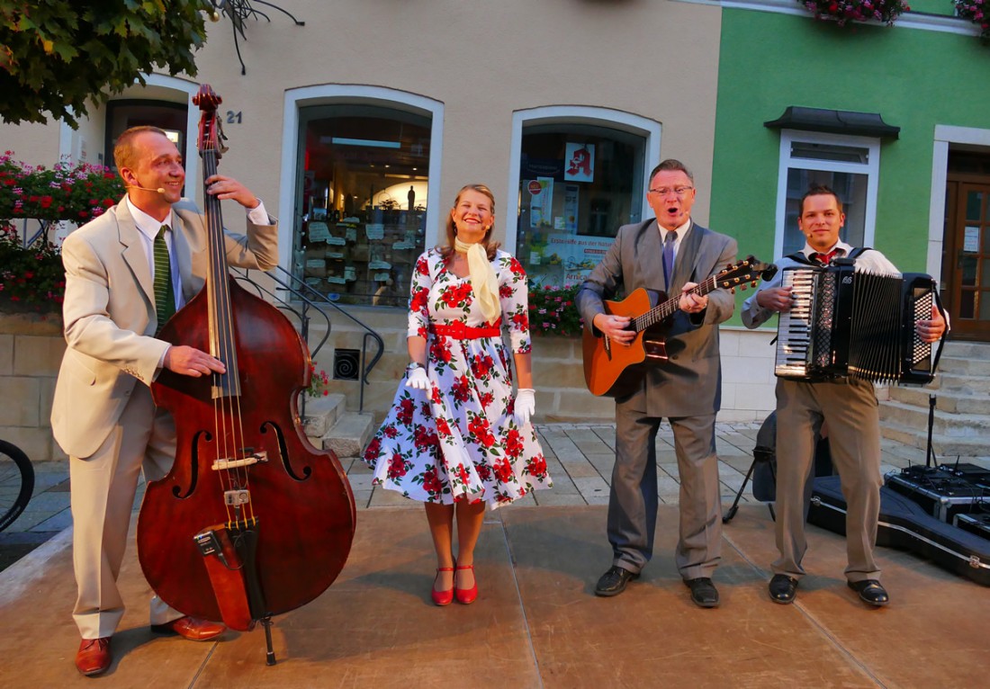 Foto: Martin Zehrer - Italienischer Abend in Kemnath - Die Band CONNY UND DIE SONNTAGSFAHRER verzauberten den Abend und die Nacht mit Ohrwürmern aus dem letzten Jahrhundert. 