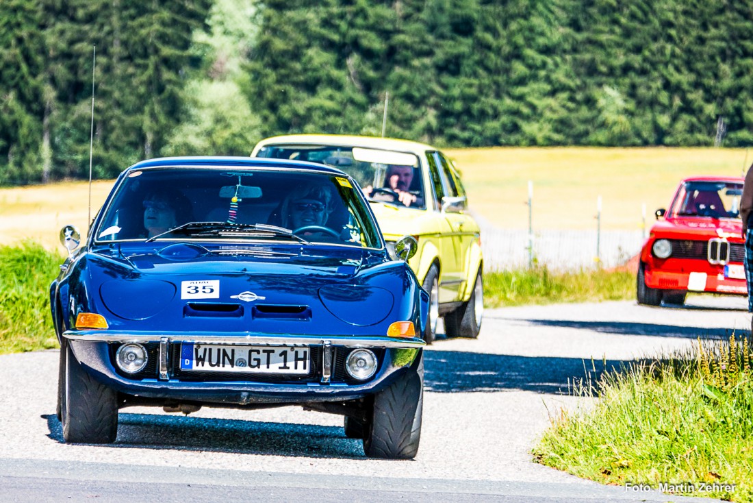 Foto: Martin Zehrer - Ein Opel GT gefolgt von zwei BMWs. Die Teilnehmer des Oldtimertreffens des MSC Wunsiedel e.V. machten Rast auf dem Armesberg am Mesnerhaus. Nach und nach trafen die Fahrz 