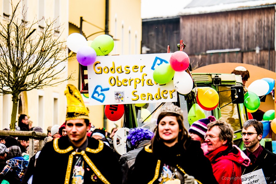 Foto: Martin Zehrer - Faschingszug durch Waldeck. Am Sonntag, den 15.2.2015 war es wieder so weit. Ein langer Zug<br />
mit zig Gaudiwagen und Hunderten Narren zog durch den Waldecker Markt. Mit vi 