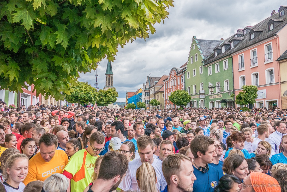 Foto: Martin Zehrer - Nofi-Lauf 2017: Start am Stadtplatz und Ziel beim Siemens... 5,9 Kilometer durch Kemnath und rund herum. Mehr als 8000 Teilnehmer fanden sich in Kemnath zusammen um die S 