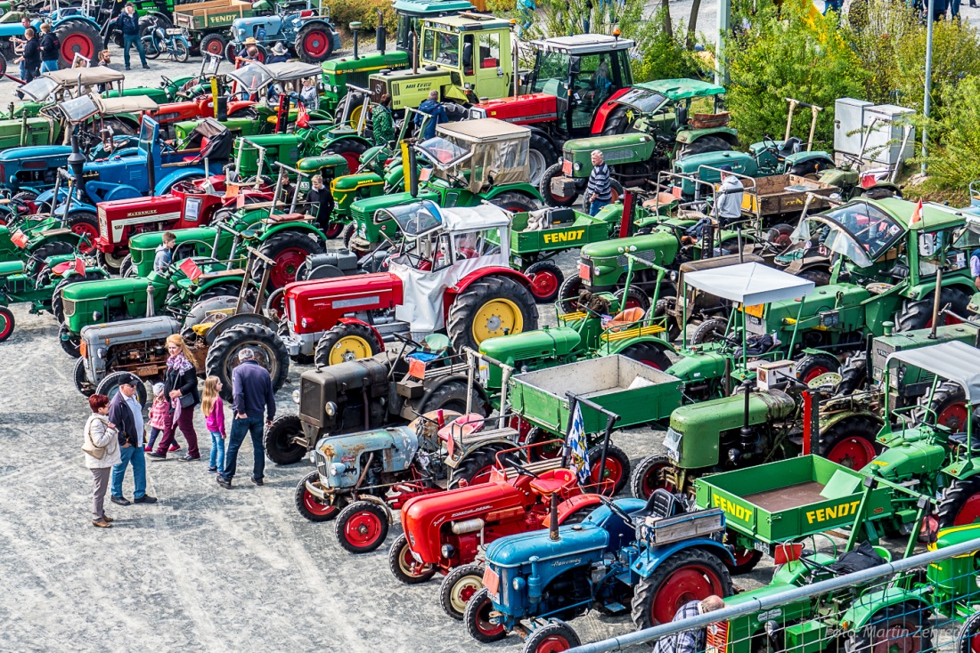 Foto: Martin Zehrer - Bulldogtreffen Kirchenpingarten: Ein Teil der Traktoren von der Feuerwehrleiter aus gesehen... 