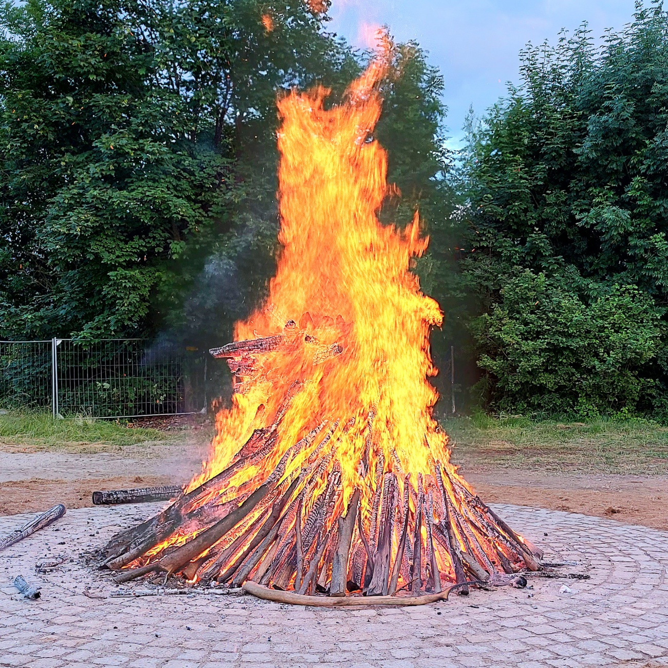 Foto: Martin Zehrer - Das Johannisfeuer in Neusorg im Fichtelgebirge ist ein besonderes Ereignis, das jährlich viele Menschen anzieht. Veranstalter dieses wunderschönen Festes ist die FFW Neus 