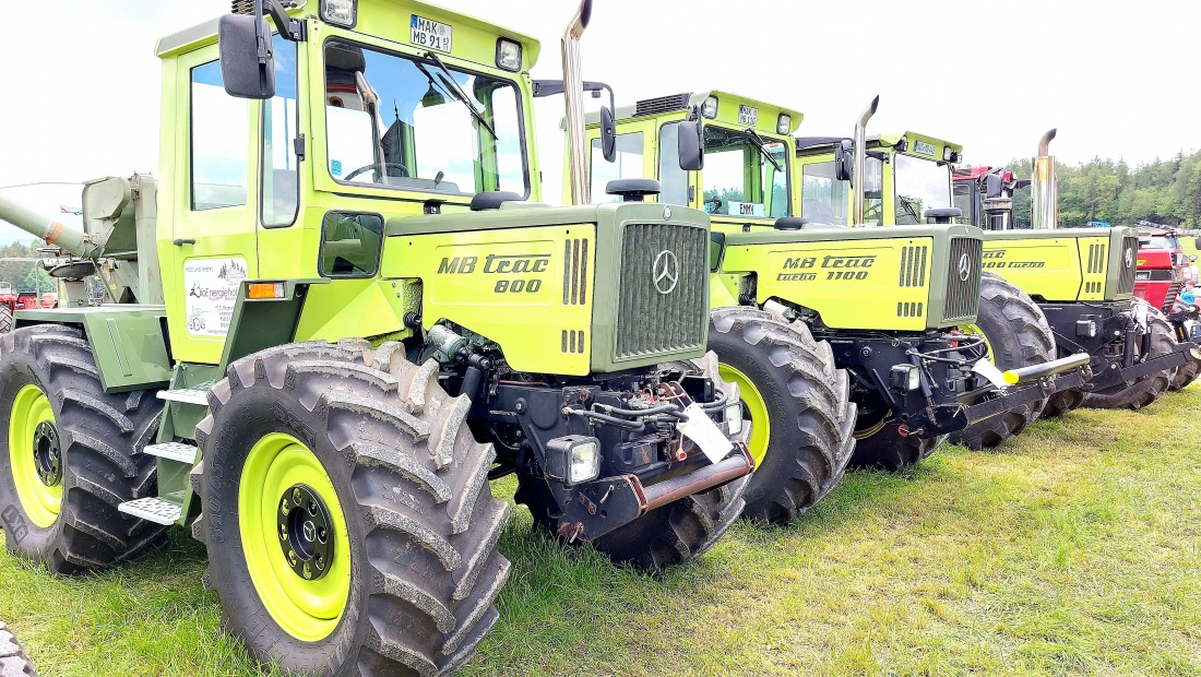 Foto: Martin Zehrer - MB Tracs in einer Reihe, gesehen auf dem Oldtimer-Treffen an der Kappl. <br />
<br />
Natürlich, hier ist der Text mit den Aufzählungspunkten durch drei Punkte ersetzt:<br />
<br />
Der MB T 