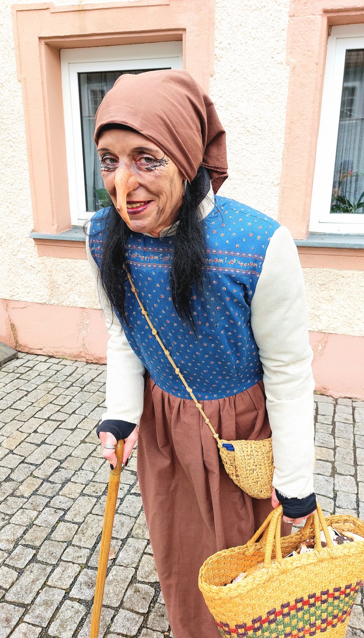 Foto: Martin Zehrer - Die Hexe, getroffen auf dem Weihnachtsmarkt von Bad Neualbenreuth.  