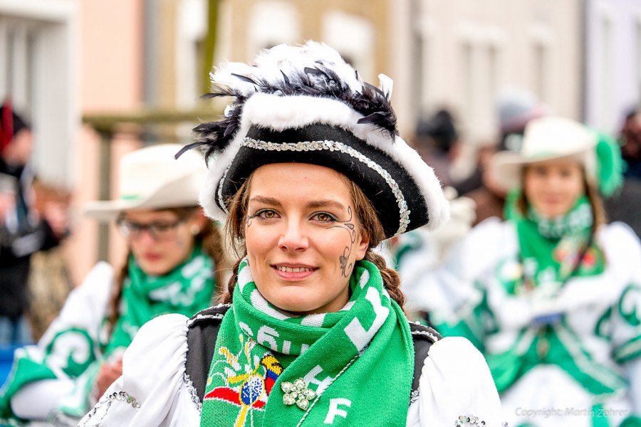 Foto: Martin Zehrer - Faschingszug durch Waldeck. Am Sonntag, den 15.2.2015 war es wieder so weit. Ein langer Zug<br />
mit zig Gaudiwagen und Hunderten Narren zog durch den Waldecker Markt. Mit vi 