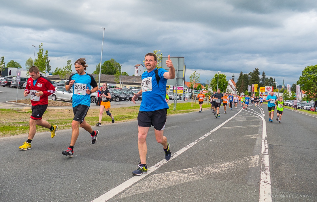 Foto: Martin Zehrer - Nofi-Lauf 2017: Start am Stadtplatz und Ziel beim Siemens... 5,9 Kilometer durch Kemnath und rund herum. Mehr als 8000 Teilnehmer fanden sich in Kemnath zusammen um die S 