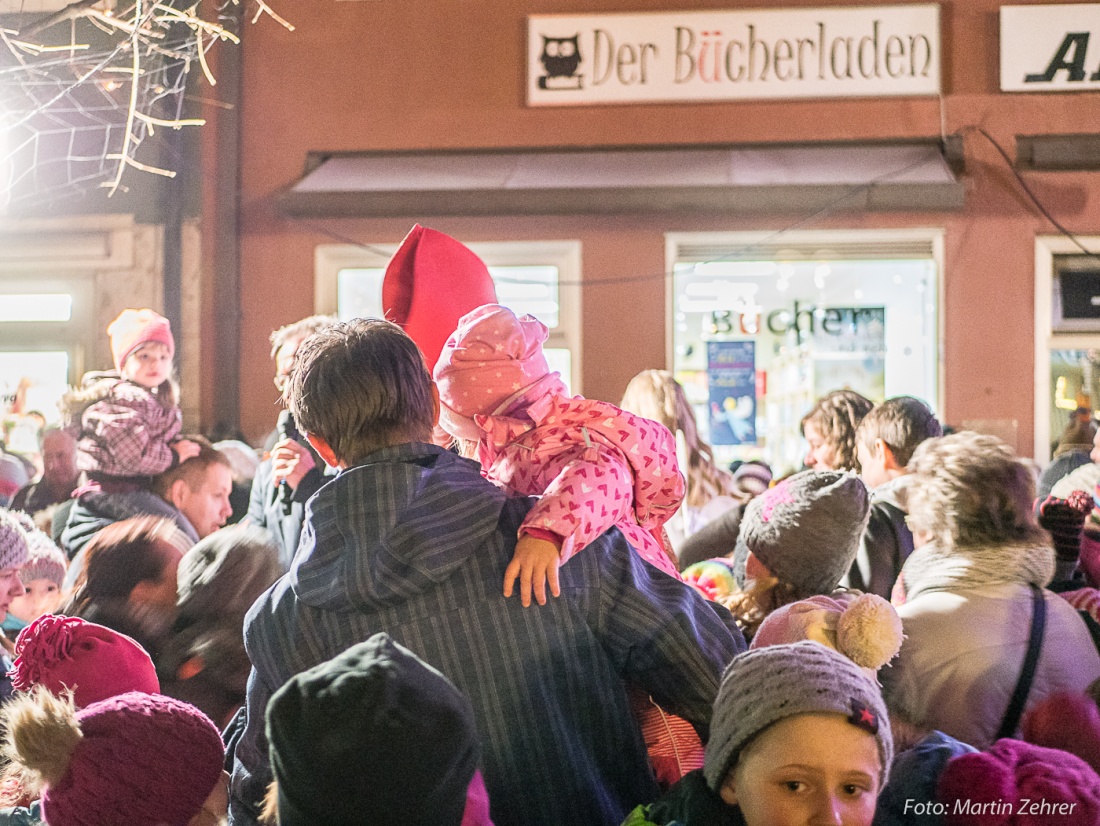 Foto: Martin Zehrer - Ansturm auf den Nikolaus und seine Begleiter... gesehen beim Candle-Light-Shopping 2017 in Kemnath 