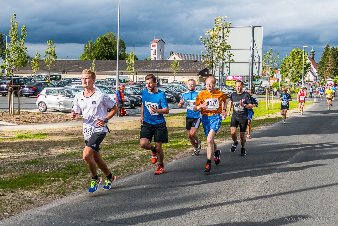 Foto: Martin Zehrer - Nofi-Lauf 2017: Start am Stadtplatz und Ziel beim Siemens... 5,9 Kilometer durch Kemnath und rund herum. Mehr als 8000 Teilnehmer fanden sich in Kemnath zusammen um die S 