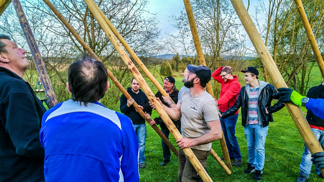 Foto: Martin Zehrer - Es läuft: In Hermannsreuth bei Ebnath wird der Maibaum nur mit Muskelkraft aufgestellt. Kein Bulldog oder andere Maschinen finden Verwendung. <br />
Es gibt einen der die Komm 