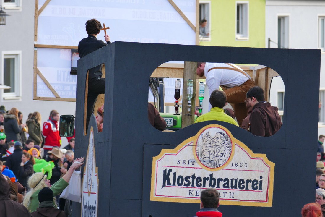 Foto: Martin Zehrer - Ein riesengroßer Klosterer-Bier-Kasten ;-)<br />
<br />
44. Faschingszug durch Waldeck am 7. Februar 2016!<br />
<br />
Tanzen, lachen und Gaudi machen ;-)<br />
<br />
Viele Gaudiwagen und unzählige  