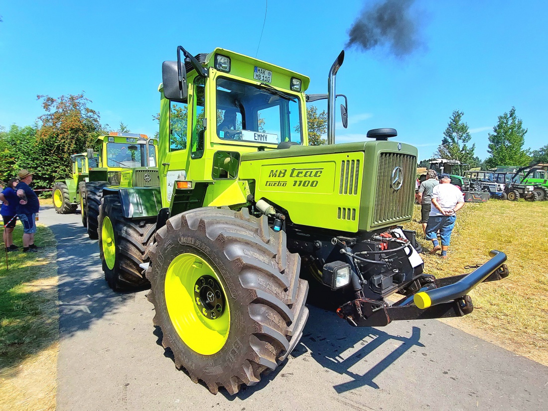 Foto: Martin Zehrer - Ein MBtrac mit Feuer unter der Haube...<br />
Oberwappenöst,  21. Juli 2024<br />
<br />
<br />
Das Bild zeigt einen MB-trac 1100, einen bekannten Traktor von Mercedes-Benz. Der MB-trac ist  