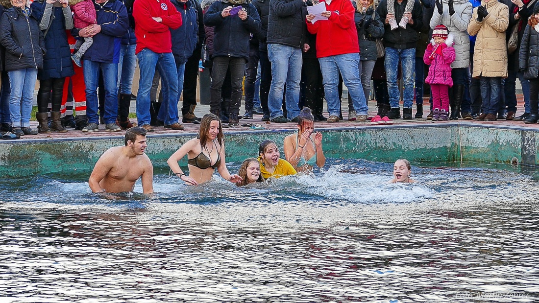 Foto: Martin Zehrer - Neujahrsschwimmen in Immenreuth...<br />
<br />
Ins eiskalte Wasser eingetaucht und jetzt bis zum Ausgang warten... Brrrrrrr... Sehr kalte Aktion! :-) 