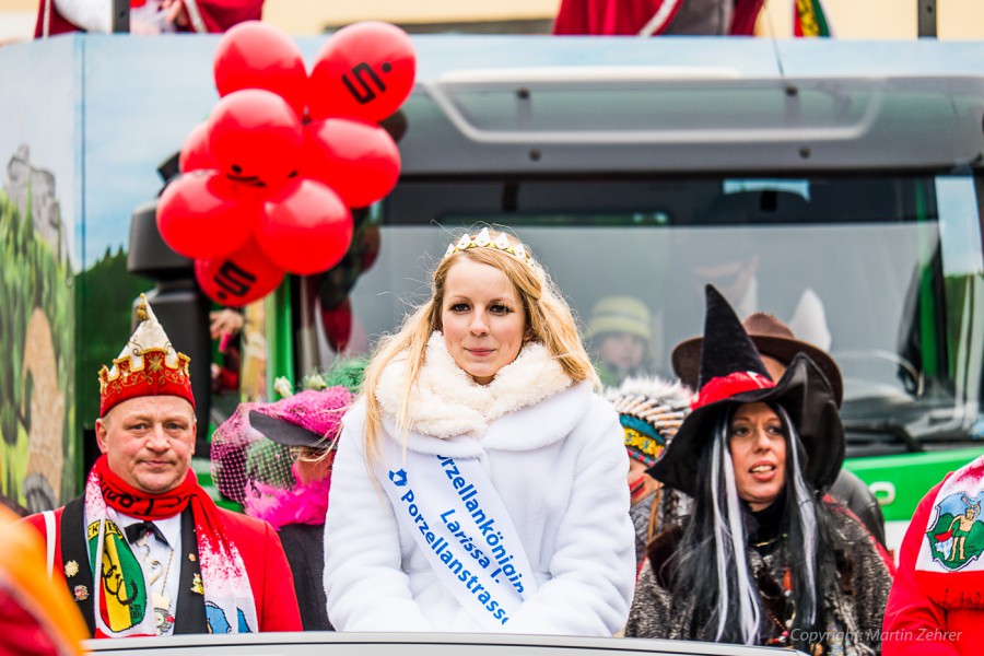 Foto: Martin Zehrer - Faschingszug durch Waldeck. Am Sonntag, den 15.2.2015 war es wieder so weit. Ein langer Zug<br />
mit zig Gaudiwagen und Hunderten Narren zog durch den Waldecker Markt. Mit vi 