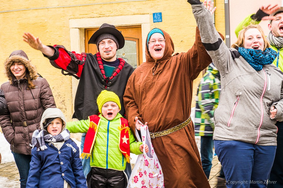 Foto: Martin Zehrer - Faschingszug durch Waldeck. Am Sonntag, den 15.2.2015 war es wieder so weit. Ein langer Zug<br />
mit zig Gaudiwagen und Hunderten Narren zog durch den Waldecker Markt. Mit vi 