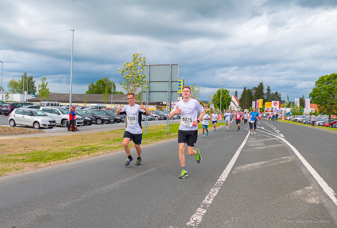 Foto: Martin Zehrer - Nofi-Lauf 2017: Start am Stadtplatz und Ziel beim Siemens... 5,9 Kilometer durch Kemnath und rund herum. Mehr als 8000 Teilnehmer fanden sich in Kemnath zusammen um die S 