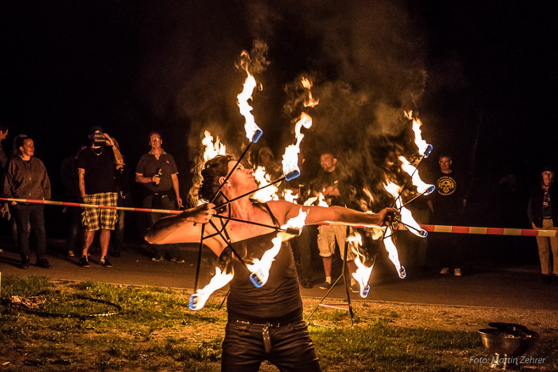 Foto: Martin Zehrer - Mondsichelnacht in Selb - Lady Firesmile, Silvia Schraml aus Kemnath, verzaubert die Gäste mit Feuer 