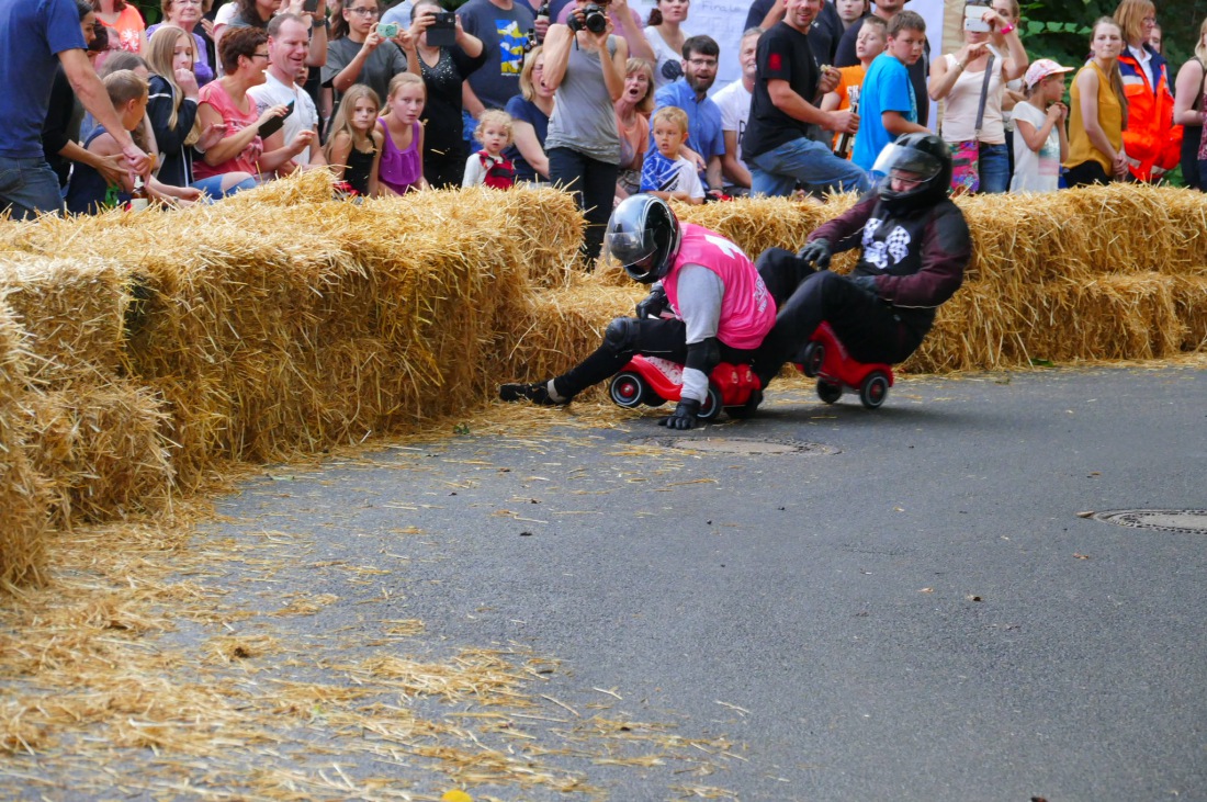 Foto: Martin Zehrer - Genial - Die legendären Bobbycar Meisterschaft in Preißach. <br />
"Den of Vice" veranstaltete heute das 3. Bobbycar-Rennen durch die Ortschaft Preißach. <br />
Zig Starter rasten  