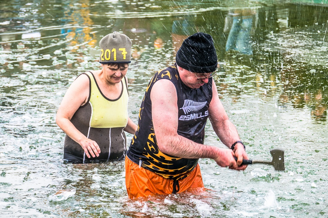 Foto: Martin Zehrer - Sie waren heuer die ersten im Freibad-Becken!<br />
<br />
Neujahrs-Schwimmen in Immenreuth bei ca. -5 Grad Außentemperatur und im eisig kalten Wasser...<br />
<br />
Bereits das 15. Mal spr 