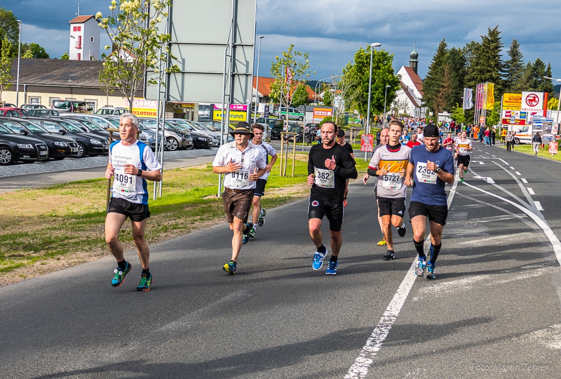 Foto: Martin Zehrer - Nofi-Lauf 2017: Start am Stadtplatz und Ziel beim Siemens... 5,9 Kilometer durch Kemnath und rund herum. Mehr als 8000 Teilnehmer fanden sich in Kemnath zusammen um die S 