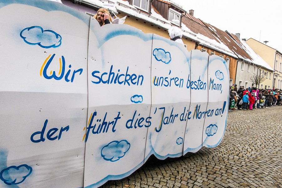 Foto: Martin Zehrer - Faschingszug durch Waldeck. Am Sonntag, den 15.2.2015 war es wieder so weit. Ein langer Zug<br />
mit zig Gaudiwagen und Hunderten Narren zog durch den Waldecker Markt. Mit vi 