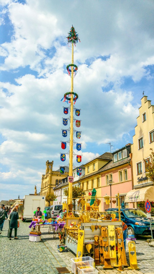 Foto: Martin Zehrer - 1. Mai 2016 - der kemnather Maibaum mit seinen neuen Täfelchen die unter Anderem verschiedene Handwerksberufe zeigen... 