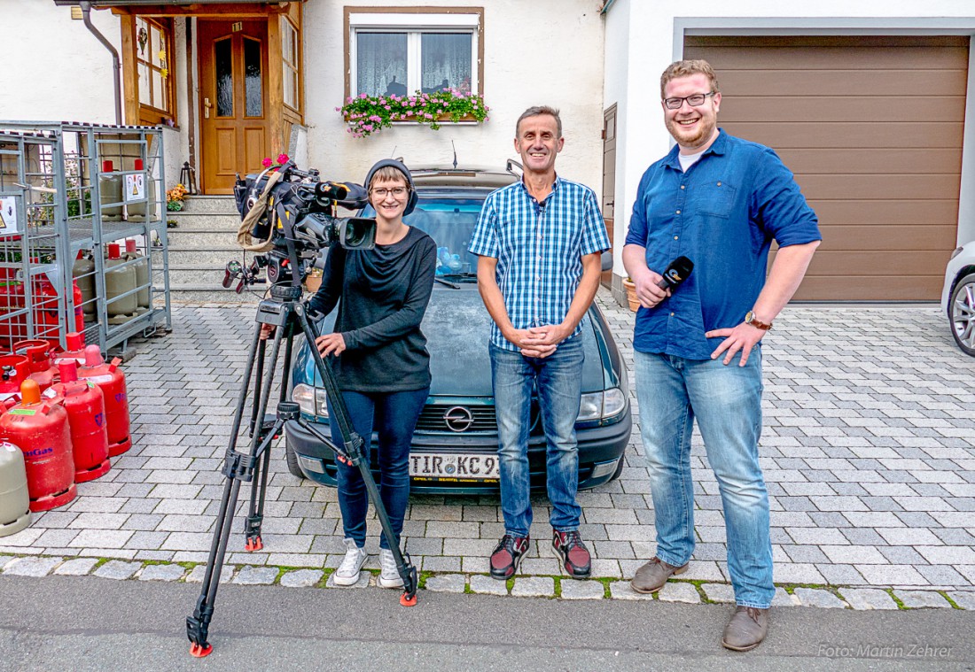 Foto: Martin Zehrer - Das Team von OTV besucht Helmut Diesner und seinen Opel Astra. Noch weinige Kilometer, dann fällt der Kilometerzähler zurück auf "0"... Es ist auch ein Bericht über den K 