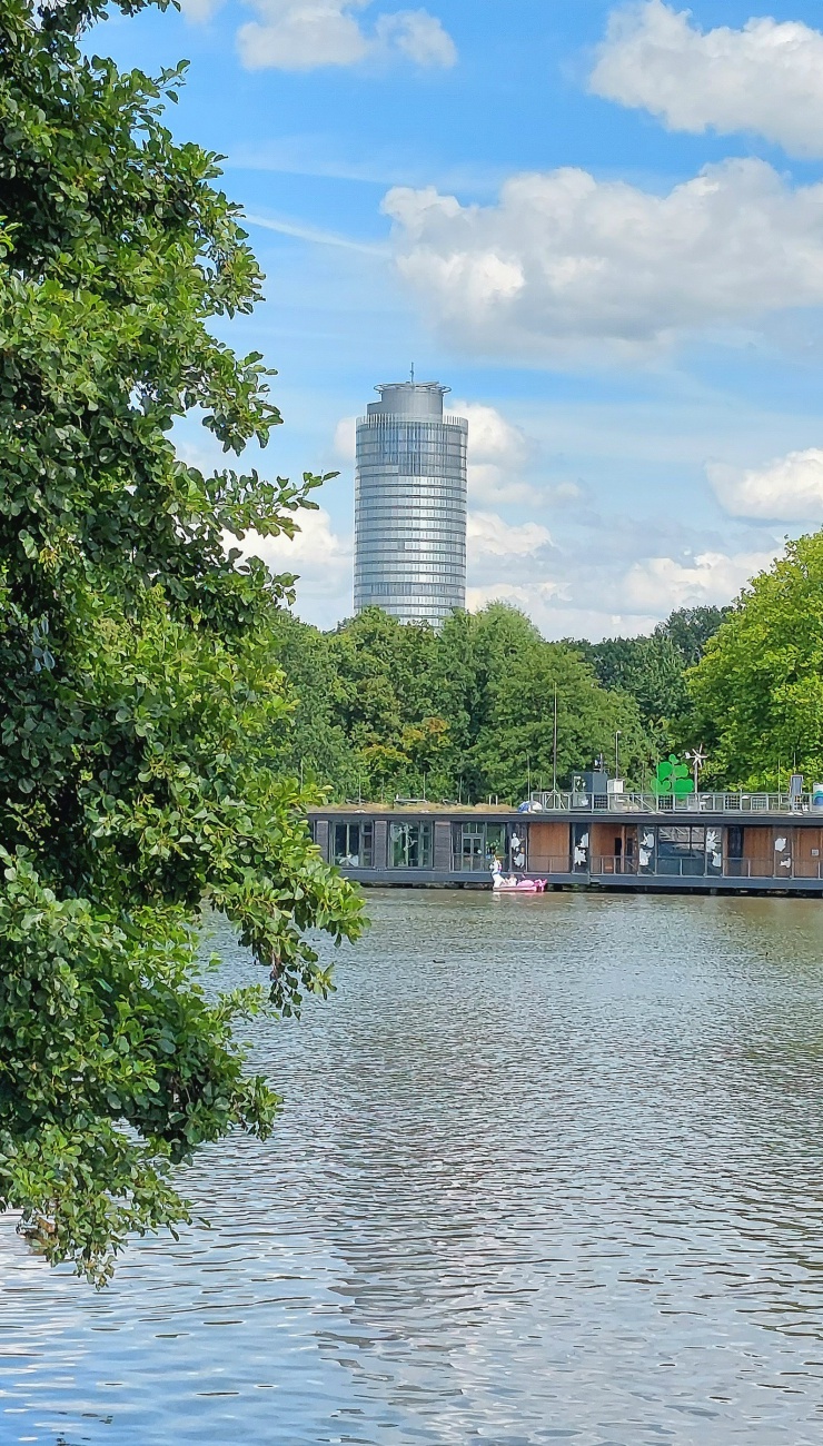 Foto: Martin Zehrer - Das Bild zeigt den Wöhrder See in Nürnberg mit einem markanten Hochhaus im Hintergrund, dem sogenannten "Business Tower", der als eines der höchsten Gebäude der Stadt gil 