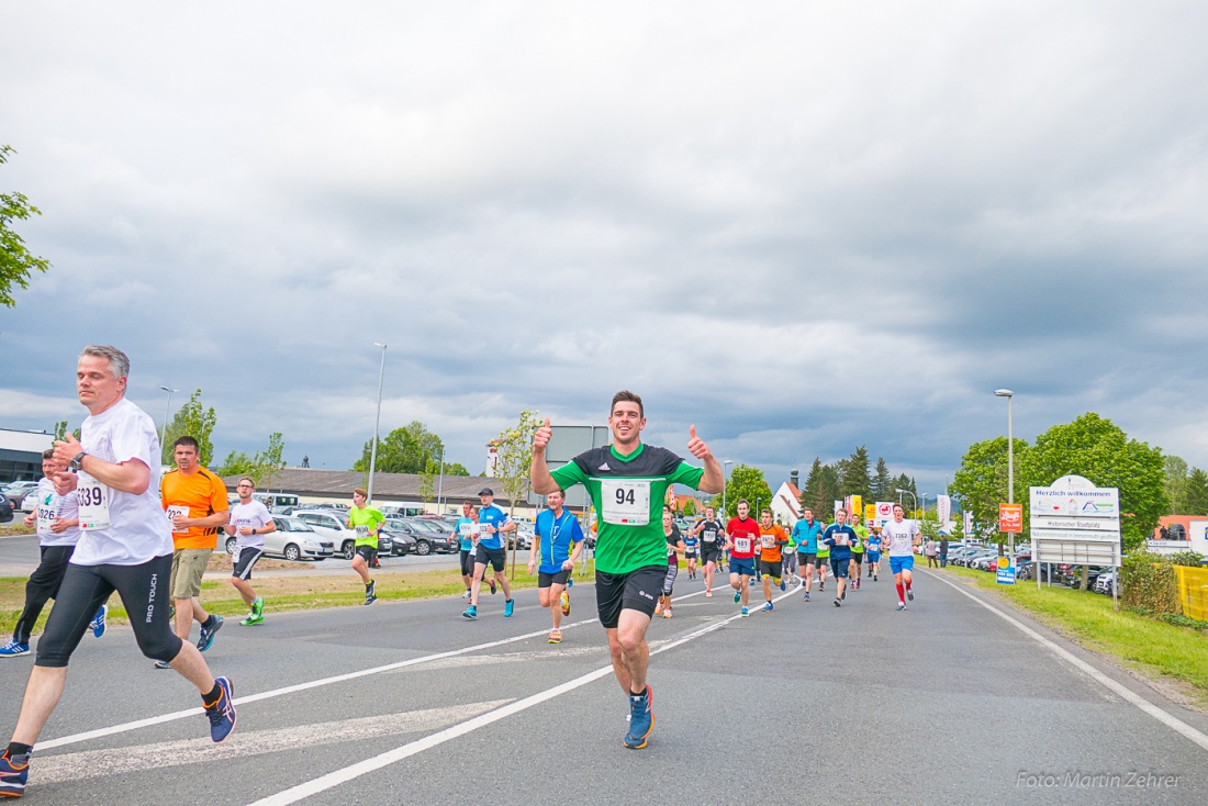 Foto: Martin Zehrer - Nofi-Lauf 2017: Start am Stadtplatz und Ziel beim Siemens... 5,9 Kilometer durch Kemnath und rund herum. Mehr als 8000 Teilnehmer fanden sich in Kemnath zusammen um die S 