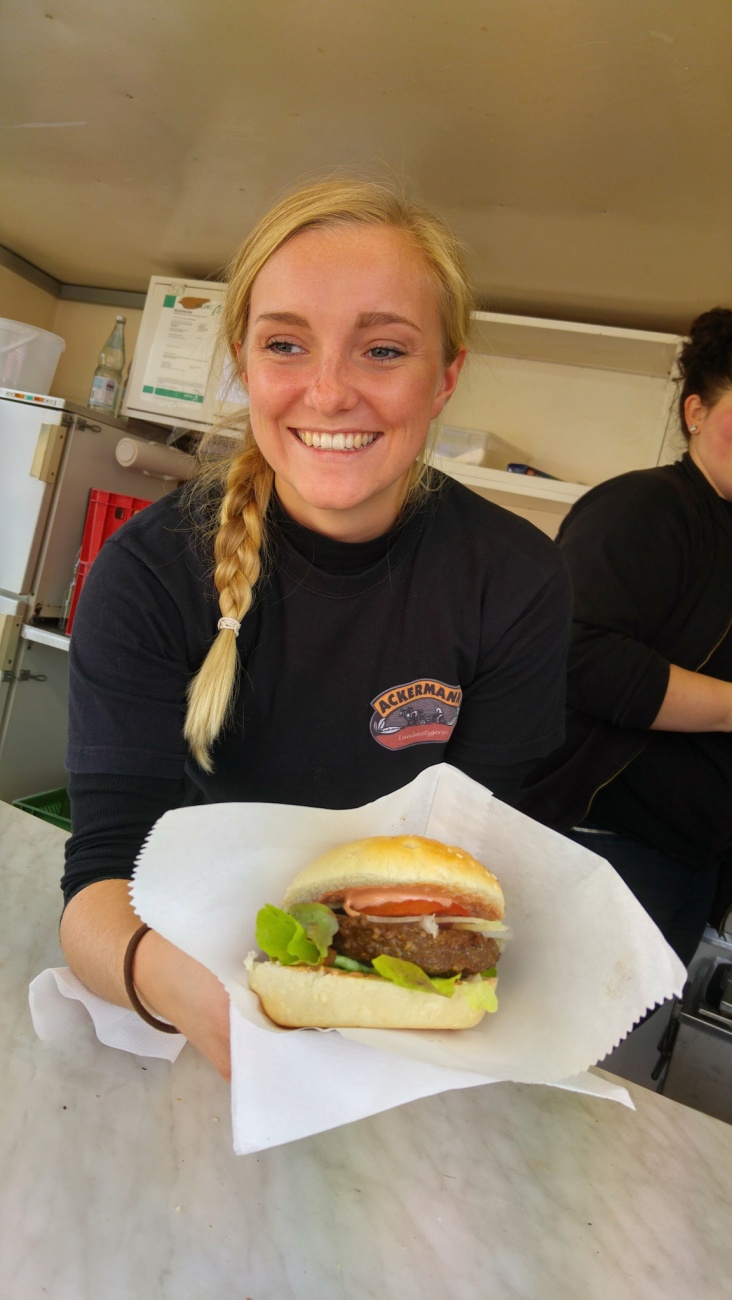 Foto: Martin Zehrer - BIO-Burger der Metzgerei Ackermann... Gegessen und für sehr gut befunden auf der Eröffnung Erlebniswochen Fisch in Kemnath... 