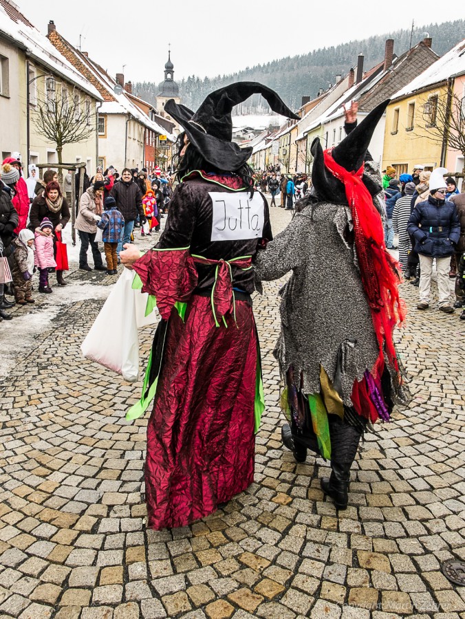 Foto: Martin Zehrer - Faschingszug durch Waldeck. Am Sonntag, den 15.2.2015 war es wieder so weit. Ein langer Zug<br />
mit zig Gaudiwagen und Hunderten Narren zog durch den Waldecker Markt. Mit vi 