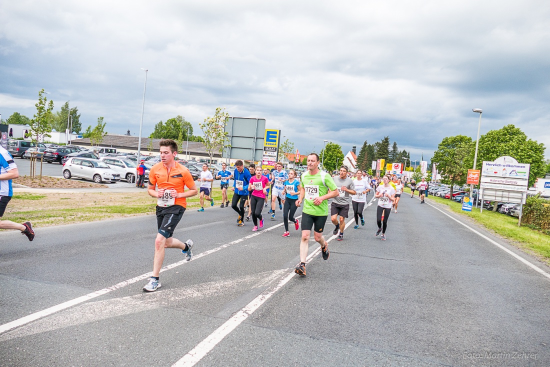 Foto: Martin Zehrer - Nofi-Lauf 2017: Start am Stadtplatz und Ziel beim Siemens... 5,9 Kilometer durch Kemnath und rund herum. Mehr als 8000 Teilnehmer fanden sich in Kemnath zusammen um die S 