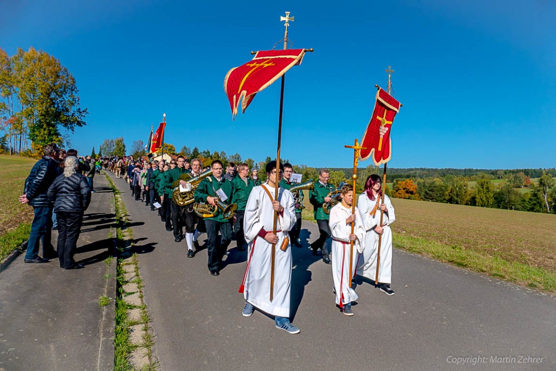 Foto: Martin Zehrer - Wendelinritt 2015 in Trevesen - Kurz nach dem kirchlichen Segen gings in Richtung Trevesenhammer... 