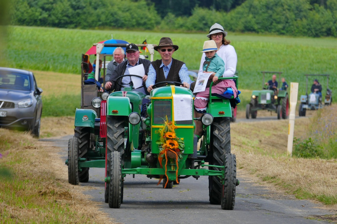 Foto: Martin Zehrer - Traktortreffen 2016 in Oberwappenöst<br />
Trotz Regen am Vormittag kamen an diesem Sonntag ca. 120 Oldtimer-Bulldogs und unzählige Besucher. Zum Mittag hin klarte das Wetter  