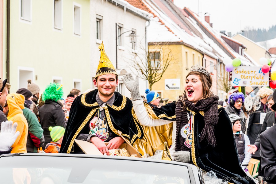 Foto: Martin Zehrer - Faschingszug durch Waldeck. Am Sonntag, den 15.2.2015 war es wieder so weit. Ein langer Zug<br />
mit zig Gaudiwagen und Hunderten Narren zog durch den Waldecker Markt. Mit vi 