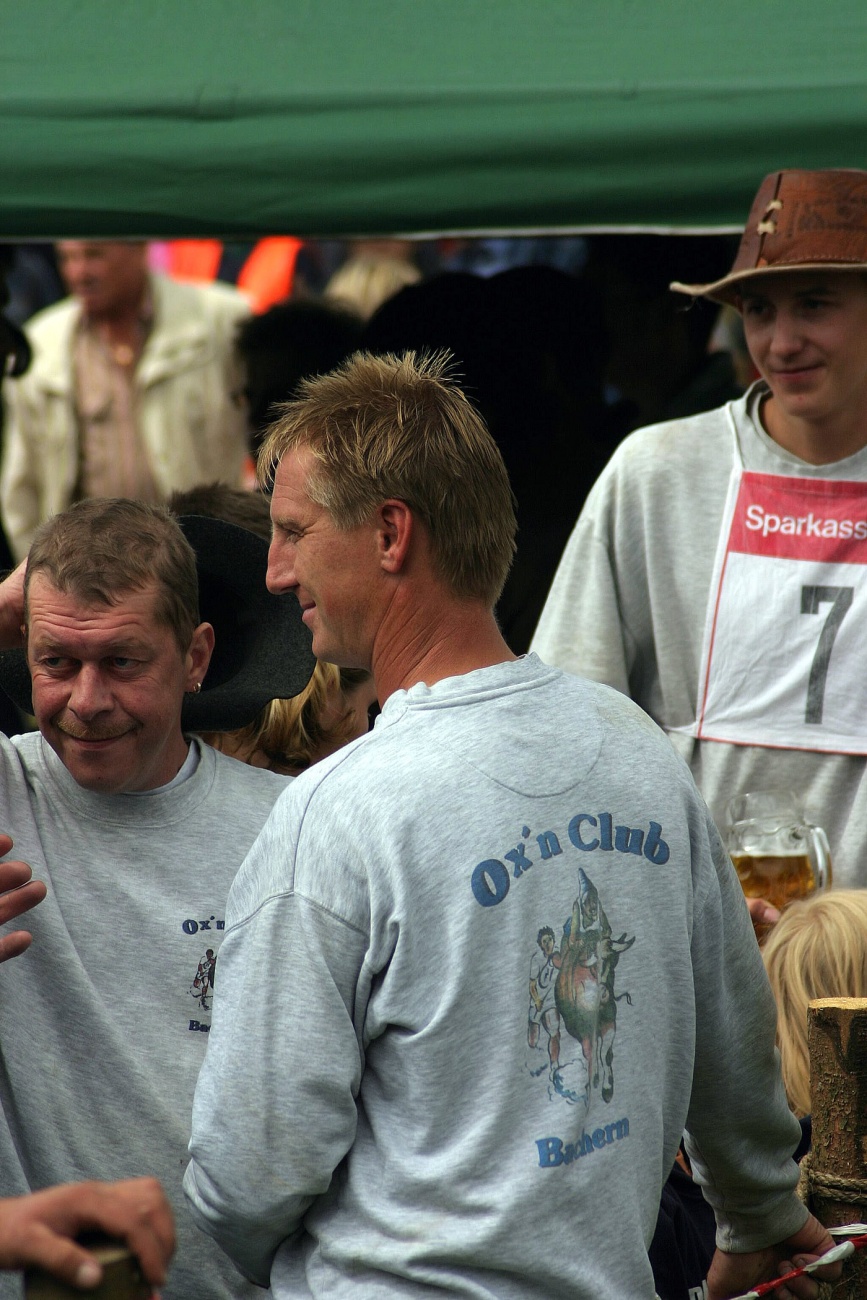 Foto: Thomas Zehrer - Ochsenreiter vom Ochsenclub Bachern, damals auch bekannt aus dem Fernsehberichten des Bayrischen Fernsehns... Strategie-Besprechung vor dem Rennen?! 