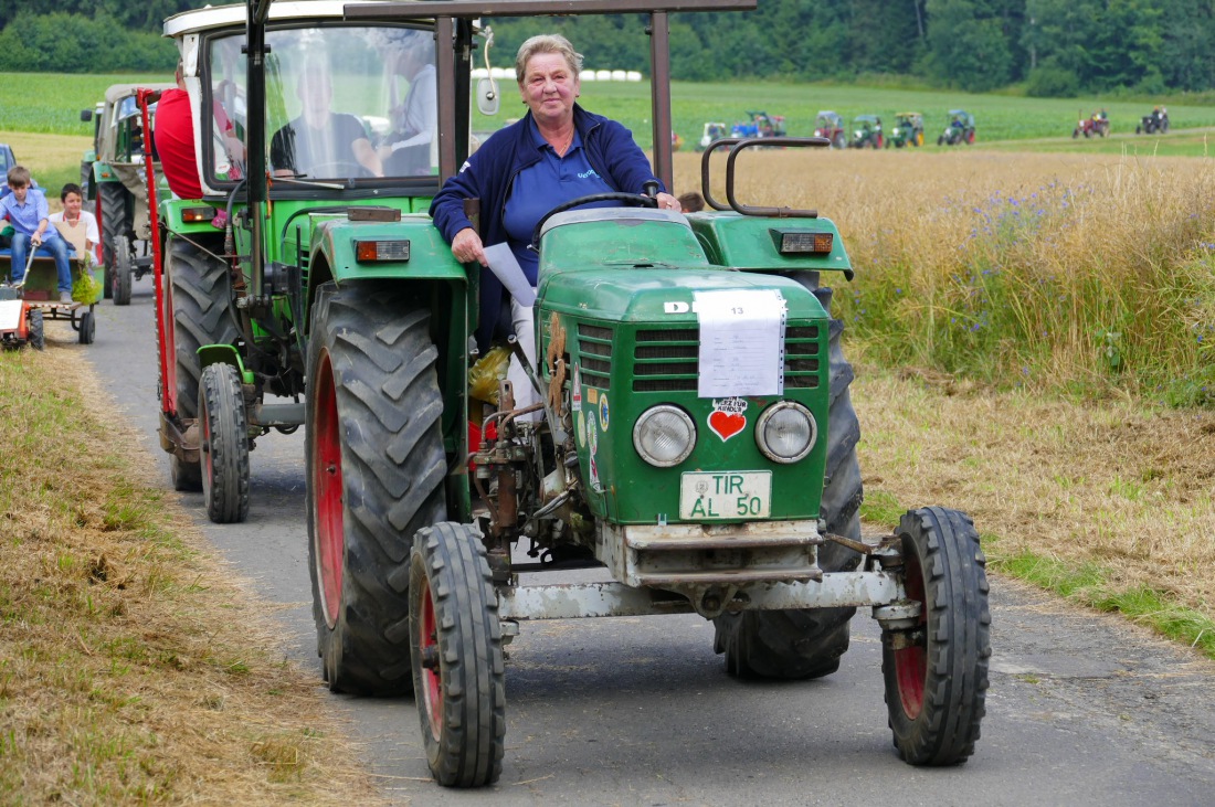 Foto: Martin Zehrer - Traktortreffen 2016 in Oberwappenöst<br />
Trotz Regen am Vormittag kamen an diesem Sonntag ca. 120 Oldtimer-Bulldogs und unzählige Besucher. Zum Mittag hin klarte das Wetter  