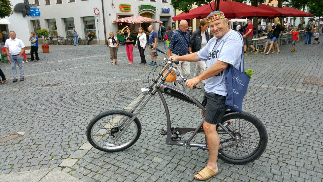 Foto: Martin Zehrer - Unterwegs in Weiden...<br />
Herbie mit seinem coolen bike ;-) 