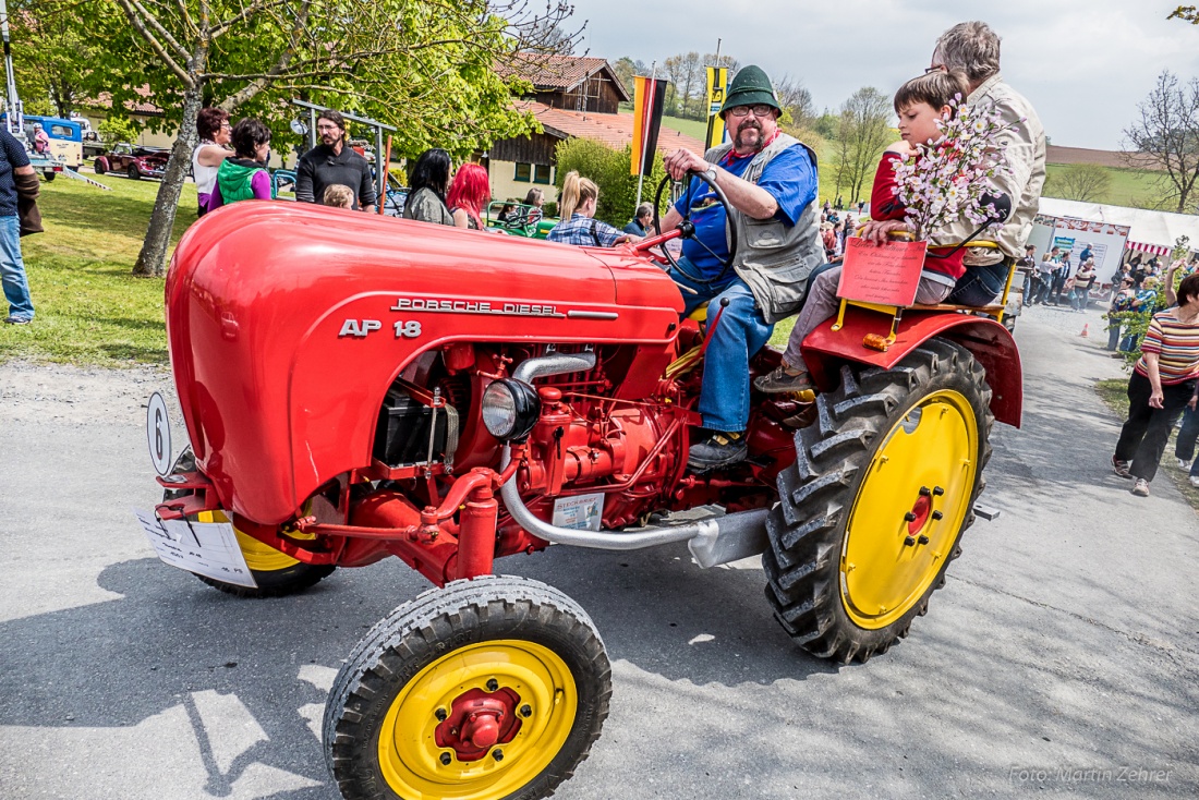 Foto: Martin Zehrer - Mit dem Porsche aufs Bulldogtreffen Kirchenpingarten am 7. Mai 2017: auf gehts zur Rundfahrt mit ca. 300 Traktoren...  