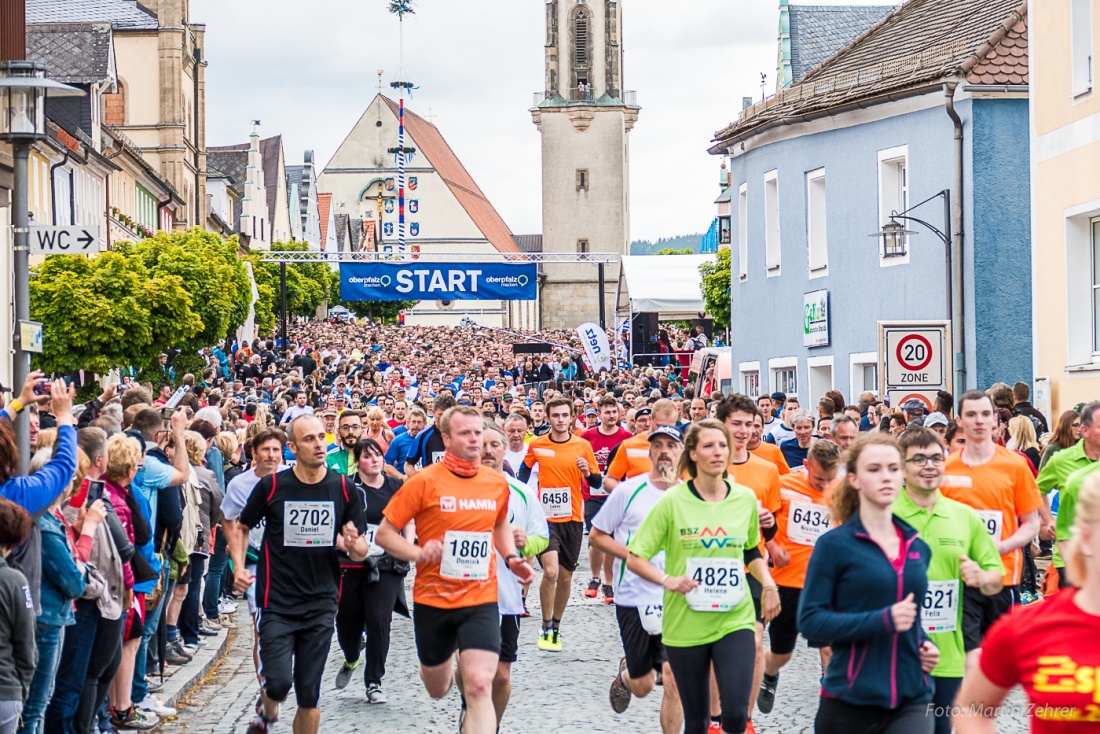 Foto: Martin Zehrer - Nofi-Lauf 2017: Start am Stadtplatz und Ziel beim Siemens... 5,9 Kilometer durch Kemnath und rund herum. Mehr als 8000 Teilnehmer fanden sich in Kemnath zusammen um die S 